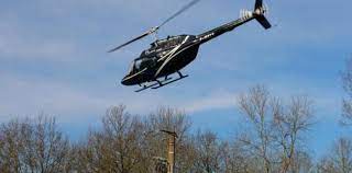 Survol d'hélicoptère à basse altitude sur la commune